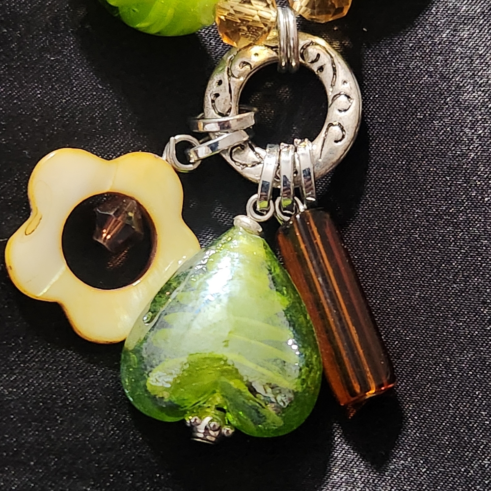 Green Floral Glass Bead Necklace - Picture 3 of 9